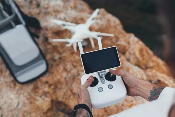 Drone pilotti valmiina lennolle