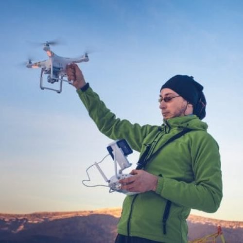 Mies käyttää dronea Mies käyttää dronea
