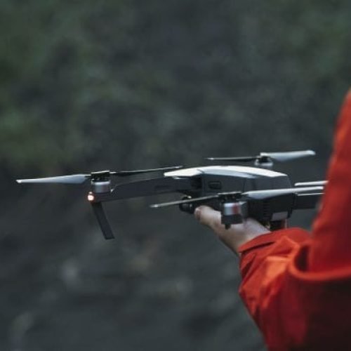 Valokuvaaja dronen kanssa Valokuvaaja dronen kanssa