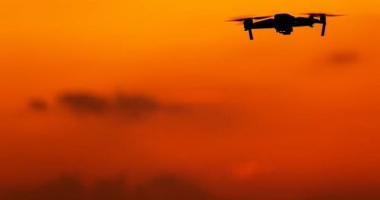 Drone punaista taivasta vasten Drone punaista taivasta vasten