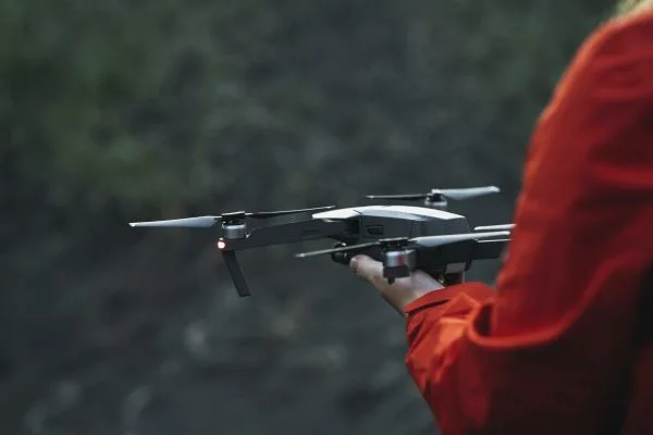 Valokuvaaja dronen kanssa